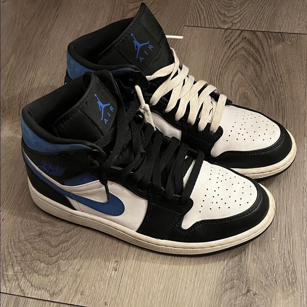Jordan Men's Black, White, and Blue Sneakers